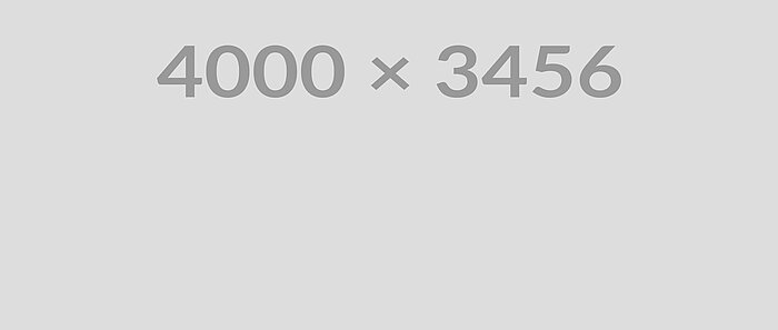 Ein Haufen alte, verbeulte Spielzeugautos aus Blech.